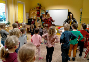 Dzieci tańczą przy piosence "Smok Rock".